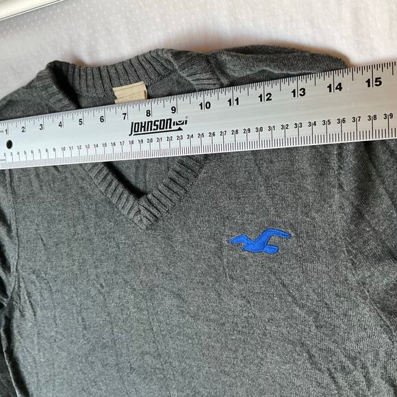 Hollister Men’s Long Sleeve V-neck Knit Sweater size M, Solid Gray - Picture 2 of 8